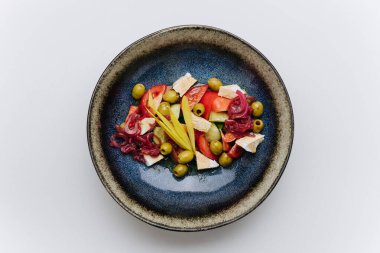 Domatesli, zeytinli, peynirli ve soğanlı canlı Akdeniz salatası, sağlıklı yemek. Yüksek kalite fotoğraf