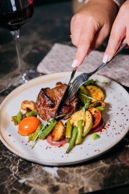 Sebzeli ızgara biftek, şarapla eşleştiriliyor. Zarif yemek anları için mükemmel. Yüksek kalite fotoğraf