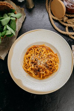 Parmesan soslu klasik spagetti bolonez. Zarif bir ortamda servis ediliyor. Yüksek kalite fotoğraf