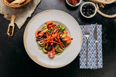 Kiraz domatesli ızgara sebze salatası, kabak, dolmalık biber ve kırmızı şaraplı patlıcan. Yüksek kalite fotoğraf