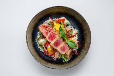 Taze sebzeli, turunçgil dilimli ve parmesanlı kurutulmuş ton balığı salatası. Gurme ve sağlıklı yemek seçeneği. Yüksek kalite fotoğraf