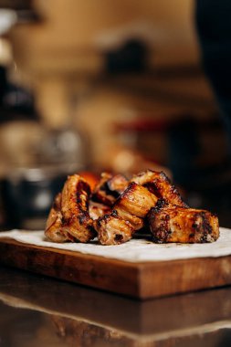 Ahşap bir tahtada servis edilen ızgara et pirzolası yakın plan, sağlıklı ve lezzetli bir yemek için mükemmel. Yüksek kalite fotoğraf