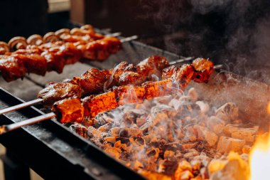 Sıcak kömürde kızartılan sulu ızgara şişler, barbekü severler ve yaz toplantıları için mükemmel. Yüksek kalite fotoğraf