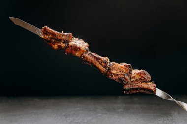 Lezzetli ızgara et şişi, barbekü ya da gurme yemek sunumları için mükemmel. Yüksek kalite fotoğraf