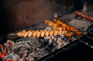 Yumuşak marine edilmiş tavuk şişleri mükemmel bir barbekü aroması için kömürde kızartılıyor. Yüksek kalite fotoğraf