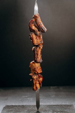 Lezzetli ızgara et şişi, barbekü ya da gurme yemek sunumları için mükemmel. Yüksek kalite fotoğraf
