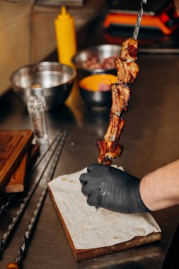 Lavaşın üzerine yerleştirilmiş leziz ızgara şiş, servis için hazır. Lezzetli bir barbekü yemeği için mükemmel. Yüksek kalite fotoğraf