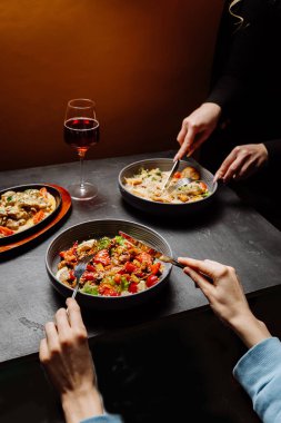 Gurme yemekleri ve bir bardak şarapla nefis bir akşam yemeği, rahat ve sofistike bir yemek için mükemmel. Yüksek kalite fotoğraf