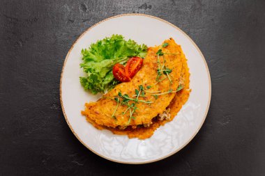 Taze yeşillik ve kiraz domatesli tuzlu omlet, sağlıklı kahvaltı ya da brunch. Yüksek kalite fotoğraf