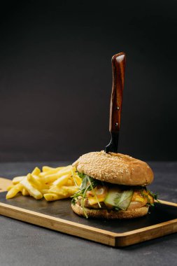 Gourmet burger, roka, yumurta ve taze sebzelerle birlikte kızarmış altın patates. Yüksek kalite fotoğraf