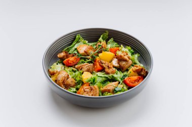 Marullu taze tavuk salatası, kiraz domatesleri ve narenciye. Hafif ve sağlıklı bir yemek için mükemmel. Yüksek kalite fotoğraf