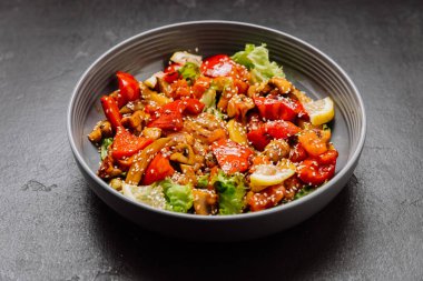 Susam tohumlu taze sebze salatası ve canlı renkler, sağlıklı, lezzetli yemek seçeneği. Yüksek kalite fotoğraf