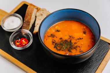 Sıcacık bir yemek için ekmek, ekşi krema ve acı biberli sıcak çorba. Yüksek kalite fotoğraf