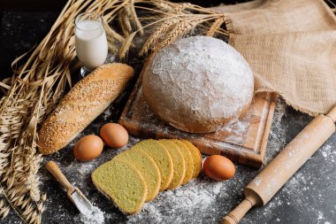 Yumurta, süt ve buğdaylı taze ekmek, doğal pişirme malzemeleri sergileniyor. Yüksek kalite fotoğraf