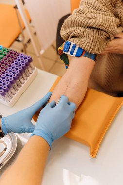 Tıbbi profesyoneller klinik ortamda kan alma prosedürünü titizlikle gerçekleştiriyorlar. Yüksek kalite fotoğraf