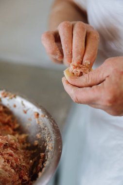 Ev yapımı hamur köftesi yapmak, geleneksel yemek pişirmek için et ile hamur şekillendirmek. Yüksek kalite fotoğraf