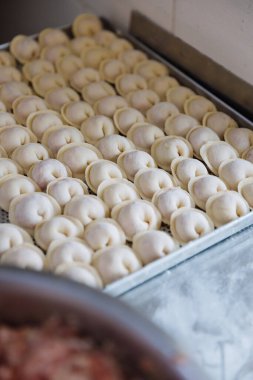 Ev yapımı hamur tatlısı hazır, geleneksel mutfak hazırlıkları sergileniyor. Yüksek kalite fotoğraf