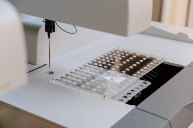 Kesin sıvı kullanımı ve örnek hazırlama için otomatik laboratuvar pipet sistemi. Yüksek kalite fotoğraf