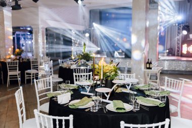 Çiçek süslemeleri, mumlar ve şık masa düzenlemeleri ile şık bir ziyafet salonu. Yüksek kalite fotoğraf