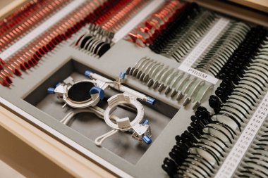 Görme düzeltmesi ve hassas göz testi için ayarlanabilir çerçeveli optometri deneme lensleri ayarlandı. Yüksek kalite fotoğraf