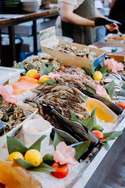 Taze istiridye, karides ve somon içeren lüks deniz ürünleri büfesi buzda güzelce sergileniyor. Yüksek kalite fotoğraf