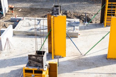 Yapı inşaatı için beton döşeme ve takviye çubukları olan inşaat alanı. Yüksek kalite fotoğraf