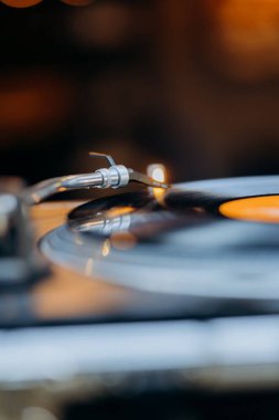 Döner vinil plakta dönen iğne, klasik cazibe ve zamansız müzik titreşimleri çağrıştırıyor. Yüksek kalite fotoğraf