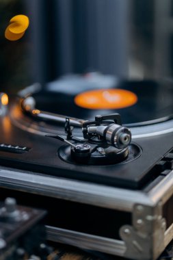 Dönen vinil plaktaki bir turntable iğnesinin yakın çekimi, retro sesin özünü yakalıyor. Yüksek kalite fotoğraf