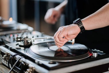 DJ plak plaklarını pikapta karıştırıyor, canlı müzik etkinliği için enerjik bir ortam yaratıyor. Yüksek kalite fotoğraf