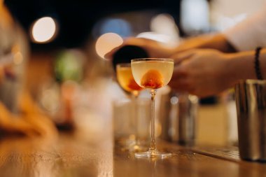 Meyve garnitürlü zanaatkar kokteyli, bar ortamında güzel bir karışım yakalamak. Yüksek kalite fotoğraf