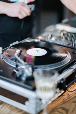 Pikapta çalan vinil plak retro müziğin ve klasik titreşimlerin özünü yakalıyor. Yüksek kalite fotoğraf