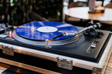 Klasik turntable dönen mavi vinil müzik tutkunları ve retro titreşimler için mükemmel. Yüksek kalite fotoğraf