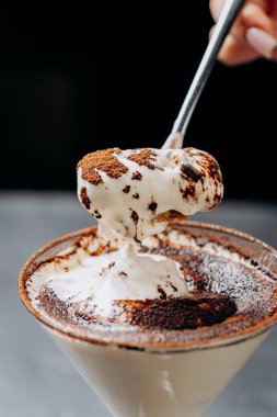 Krem şanti ve kakao ile kaplanmış, martini bardağında servis edilen çürük espresso martini. Yüksek kalite fotoğraf