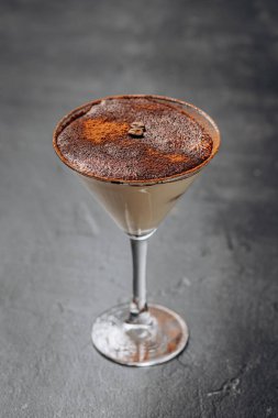 Kakao tozu ve kahve çekirdekleri ile nefis espresso martini, kokteyl severler için mükemmel. Yüksek kalite fotoğraf