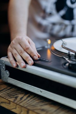 DJ turntable ayarlarını ayarlıyor, canlı müzik miksajı ve performans sanatını yakalıyor. Yüksek kalite fotoğraf