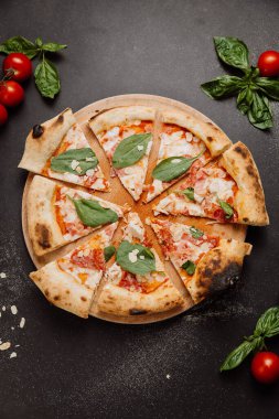 Tahtada ıspanaklı, bademli ve domatesli taze pişmiş pizza dilimleri. Yüksek kalite fotoğraf