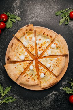 Mini mozzarella soslu peynirli pizza dilimleri mükemmel yemek anı için paylaşmaya hazır. Yüksek kalite fotoğraf