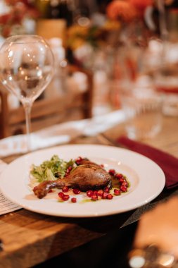 Şenlikli bir yemek masasında servis edilen roka ve nar tohumlarıyla ördek konservesi. Yüksek kalite fotoğraf