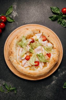 Hindi, marul, vişneli domates ve tahtadan dilimlenmiş yumurta dilimli taze salata pizzası. Yüksek kalite fotoğraf