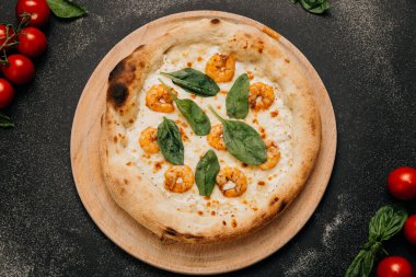 Lezzetli deniz ürünleri pizzası, sulu karides, ıspanak yaprağı ve erimiş mozzarella peyniri. Yüksek kalite fotoğraf