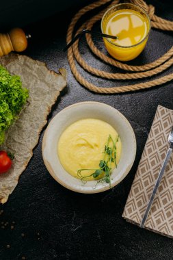 Kremalı patates püresi taze mikro yeşilliklerle süslenmiş, şık ve zarif yemek sunumuyla. Yüksek kalite fotoğraf