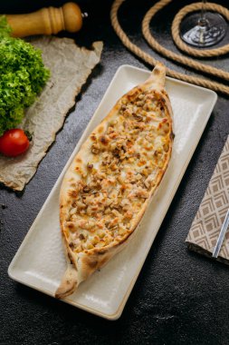 Geleneksel gurme sunumunda dilimlenmiş tavuk, peynir ve sebzeli Türk pidesi. Yüksek kalite fotoğraf
