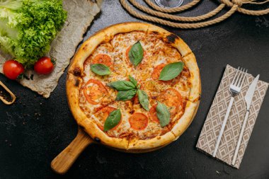Tahta tahtada taze fesleğen, domates ve mozzarella ile klasik Margherita pizzası. Yüksek kalite fotoğraf