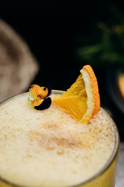 Katmanlı espresso ve köpüklü portakal suyu kokteyli. Kurutulmuş narenciye ve baharatla süslenmiş. Yüksek kalite fotoğraf