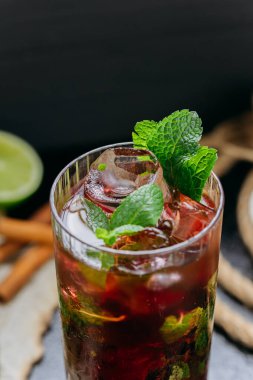 Uzun bardakta limon, nane ve buz karışımı, yaz ve tropikal titreşimler. Yüksek kalite fotoğraf