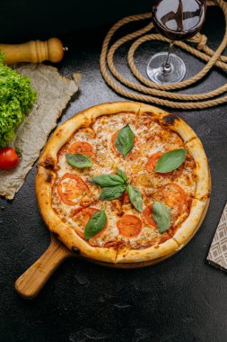 Tahta tahtada taze fesleğen, domates ve mozzarella ile klasik Margherita pizzası. Yüksek kalite fotoğraf