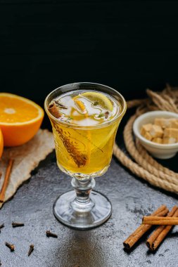 Zarif bir bardakta turuncu ve tarçınlı Aromatik baharatlı çay sıcak bir ortam yaratıyor. Yüksek kalite fotoğraf