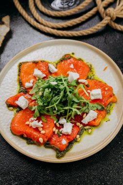 Kavrulmuş dolmalık biberli carpaccio roka, peynir, çam fıstığı ve pesto, gurme usulü. Yüksek kalite fotoğraf