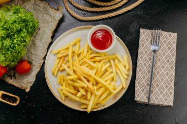 Ketçaplı kızarmış patates kızartması, şık bir restoranda servis edilen bir tabakta. Yüksek kalite fotoğraf