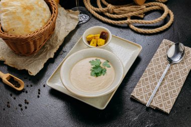 Kızarmış ekmek ve taze maydanozlu kremalı çorba. Zarif bir yemek ortamında pide ekmeğiyle servis ediliyor. Yüksek kalite fotoğraf